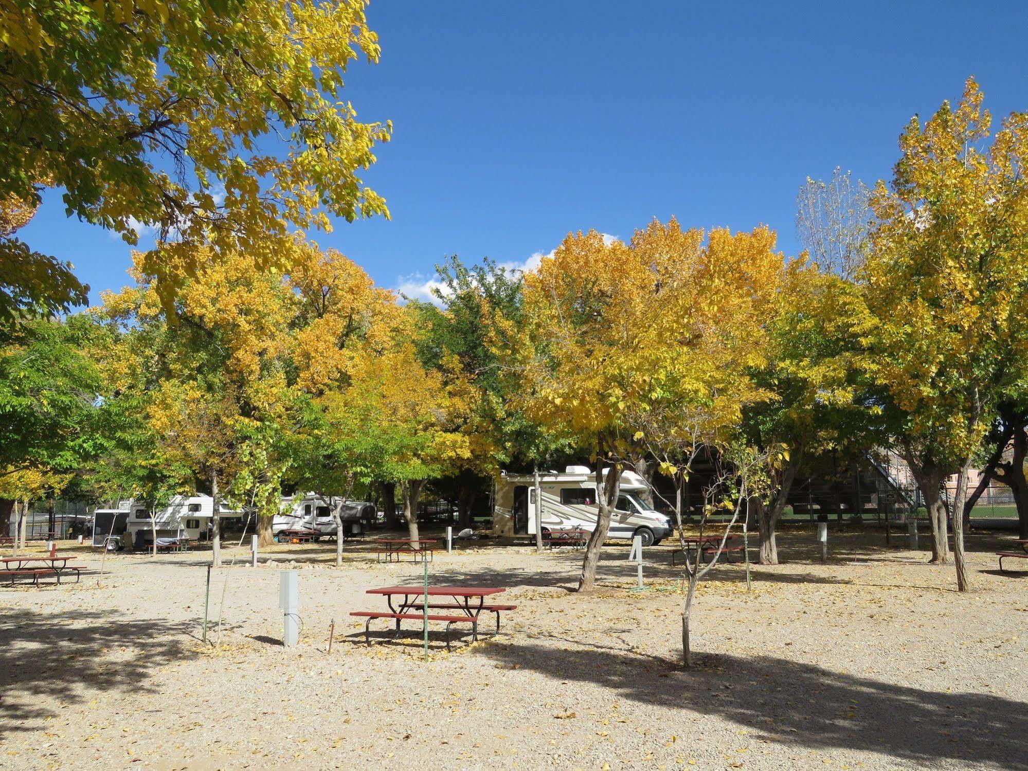 Готель Sun Outdoors Moab Downtown Екстер'єр фото